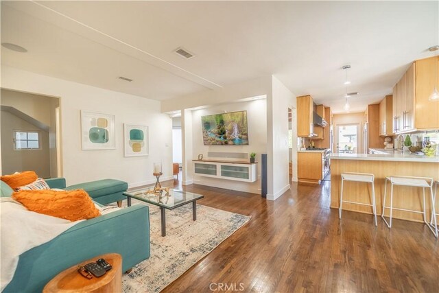 260 The Toledo, Long Beach, CA 90803 - living area featuring baseboards, dark wood-style floors, and visible vents