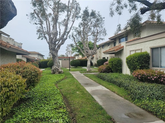 view of home's community featuring a yard