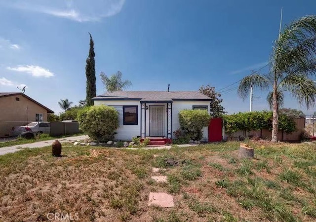 bungalow featuring fence