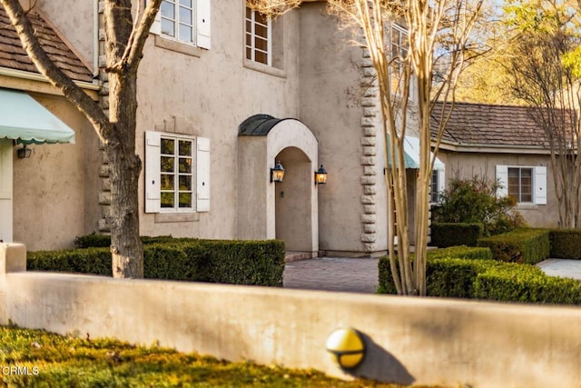 view of exterior entry with stucco siding