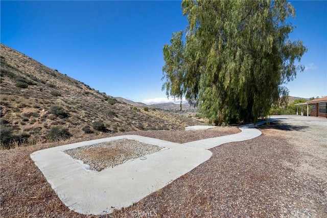 view of yard with a mountain view