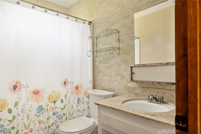 27008 Everest Rd, Lake Arrowhead, CA 92352 - bathroom featuring toilet, vanity, and a shower with curtain