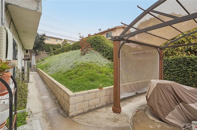 view of yard with a pergola