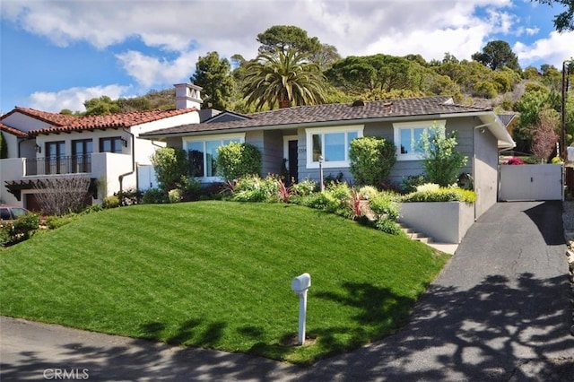 view of front of home featuring a front yard and driveway