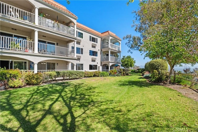 view of home's community featuring a lawn