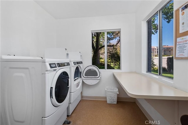 washroom featuring plenty of natural light, baseboards, independent washer and dryer, and laundry area