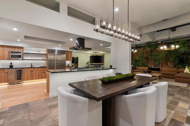 dining room with wine cooler, wet bar, and recessed lighting