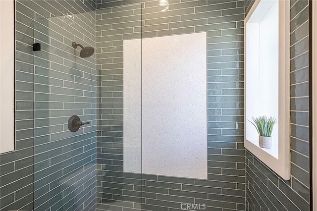 full bathroom featuring tiled shower