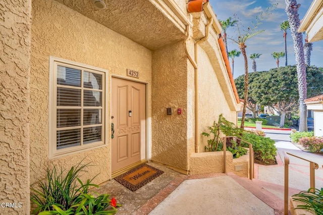 property entrance with stucco siding