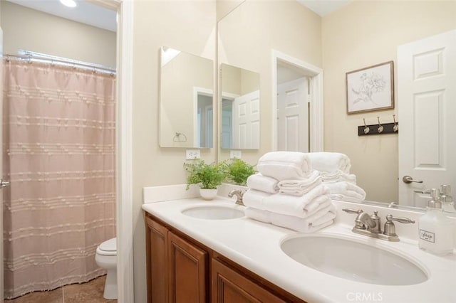 full bath featuring a shower with curtain, a sink, toilet, and double vanity