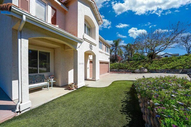 view of yard featuring a garage and driveway