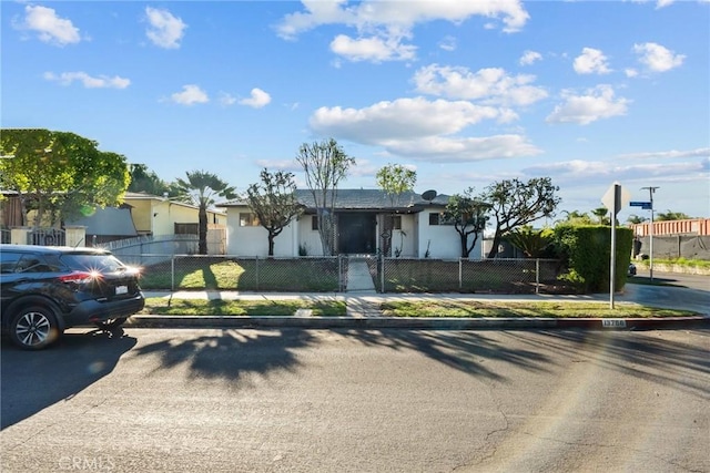 view of front facade with a fenced front yard