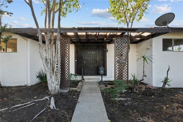 property entrance featuring stucco siding