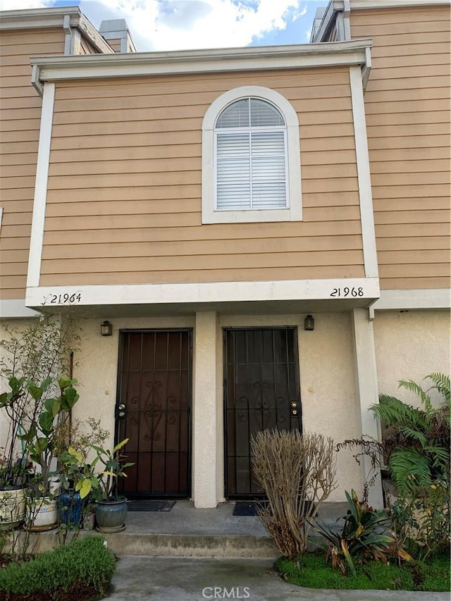 property entrance featuring stucco siding