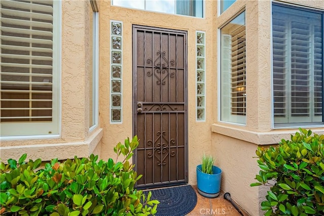 property entrance featuring stucco siding