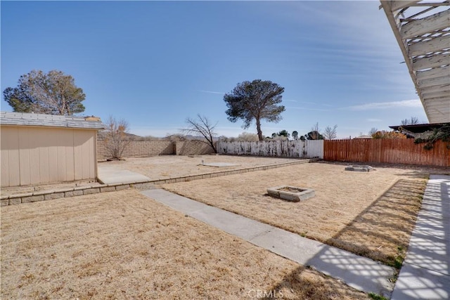 view of yard featuring fence and an outdoor structure