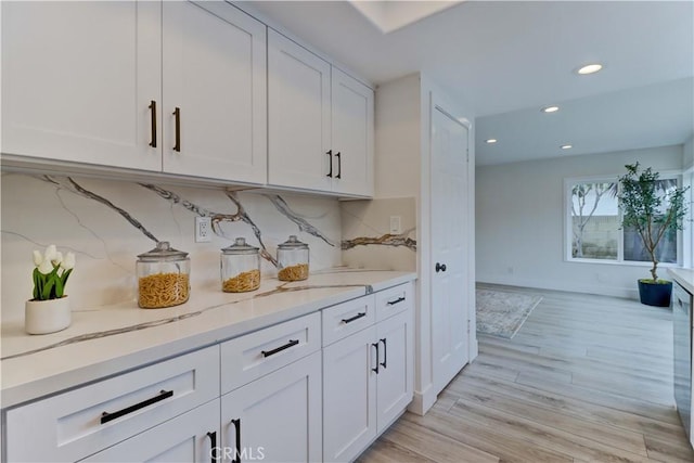 bar with light wood-style floors, recessed lighting, baseboards, and tasteful backsplash