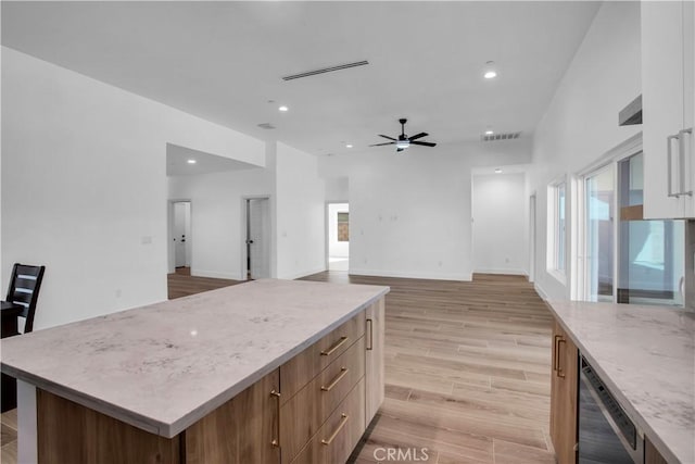 kitchen featuring ceiling fan, light wood-style flooring, recessed lighting, visible vents, and a center island