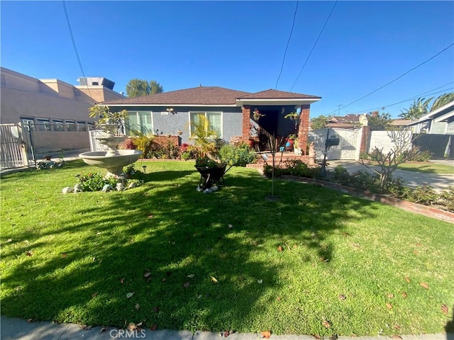 view of front facade featuring a front lawn and fence