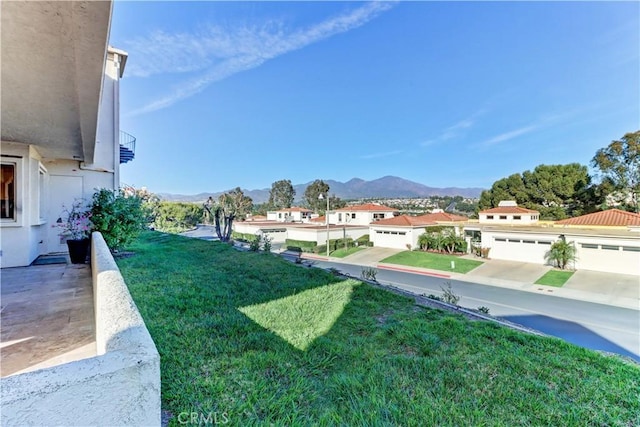 view of yard featuring a mountain view