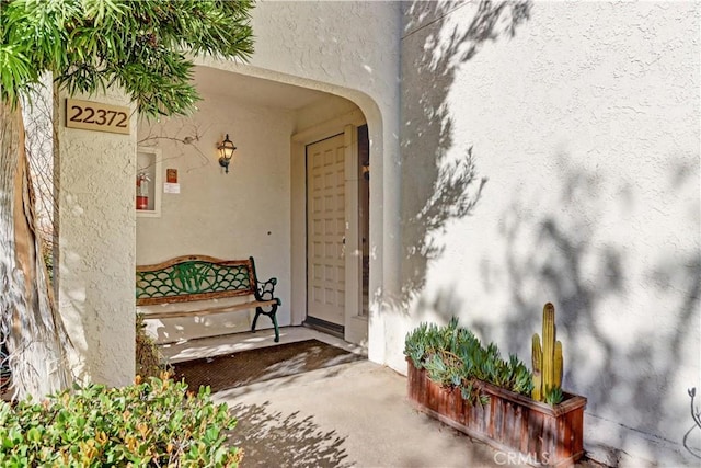 view of exterior entry featuring stucco siding