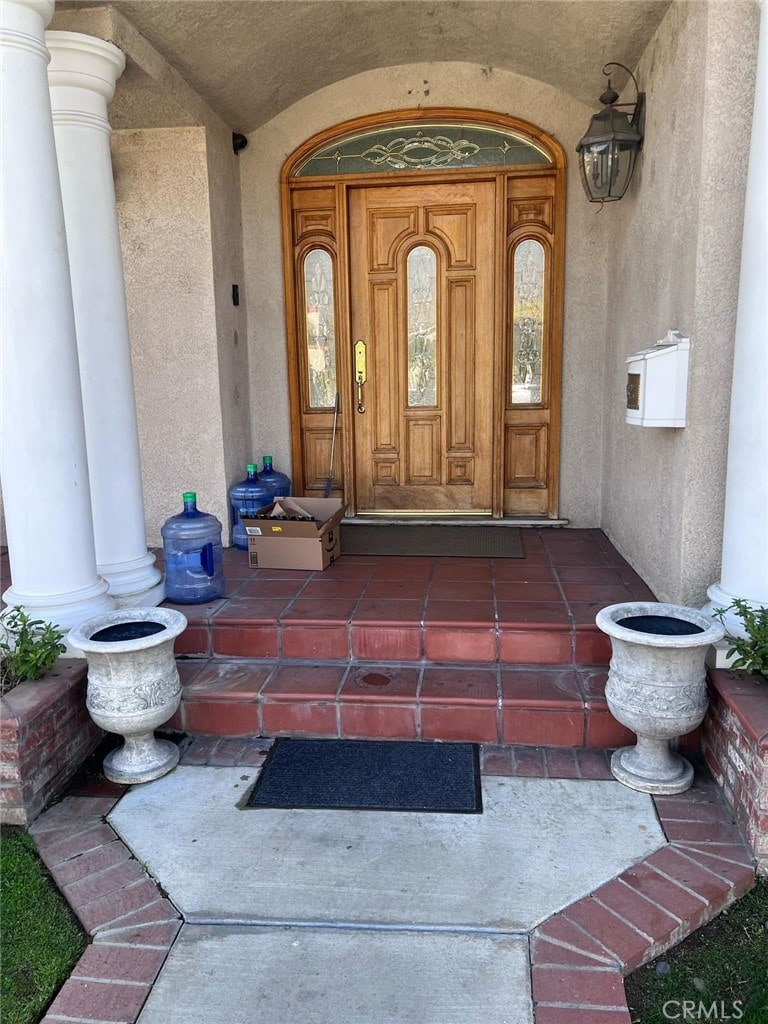 view of exterior entry featuring stucco siding