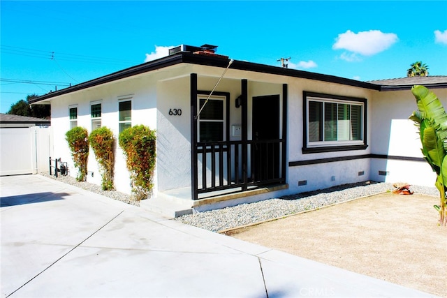 view of front facade featuring crawl space and stucco siding