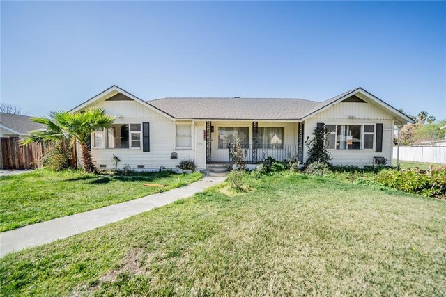 single story home with a front yard, crawl space, covered porch, and fence