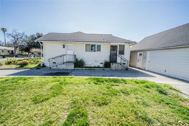 view of front of property with a front lawn