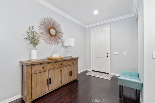 foyer entrance featuring dark wood-style floors, recessed lighting, baseboards, and crown molding