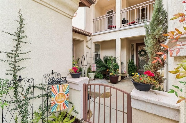 25 Vista Toscana, Lake Elsinore, CA 92532 - entrance to property with a gate, stucco siding, and a balcony