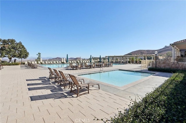 25 Vista Toscana, Lake Elsinore, CA 92532 - community pool with a mountain view and a patio