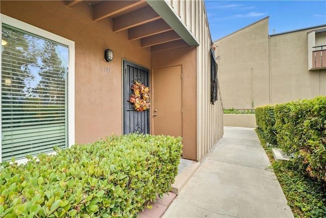 entrance to property with stucco siding