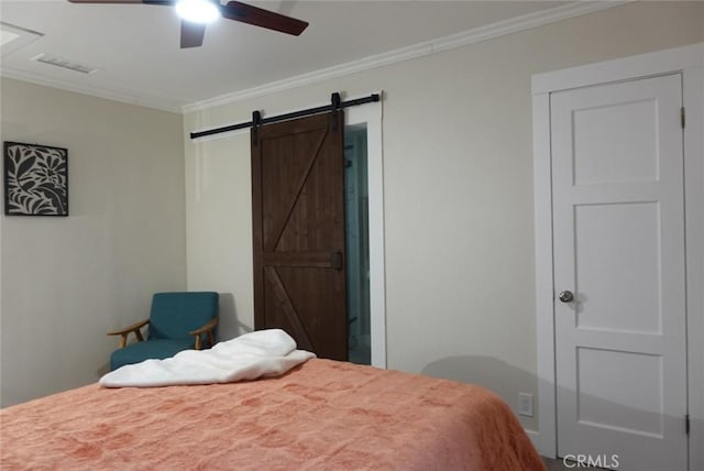 bedroom featuring ceiling fan, a barn door, visible vents, and crown molding