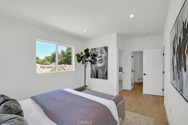 bedroom featuring light wood-style floors, recessed lighting, and baseboards