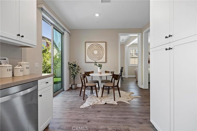 dining space with dark wood-style flooring, recessed lighting, visible vents, and baseboards