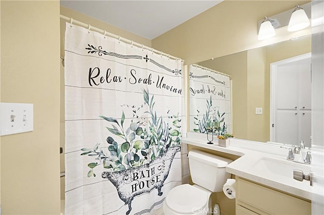 full bathroom featuring curtained shower, toilet, and vanity