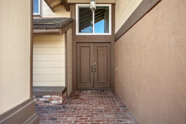 view of exterior entry featuring stucco siding