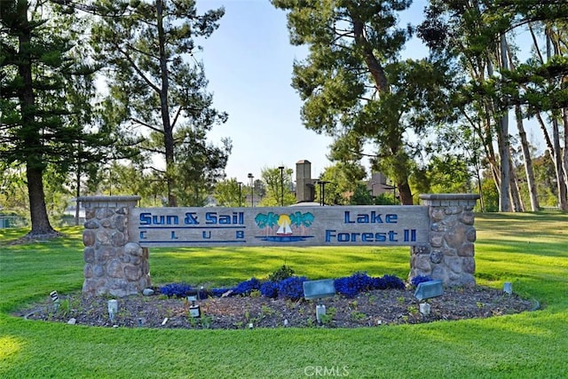 community / neighborhood sign featuring a lawn