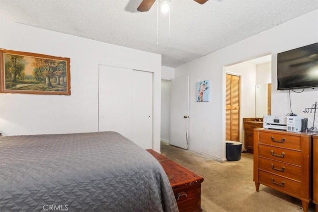 bedroom with a textured ceiling, ceiling fan, and light colored carpet