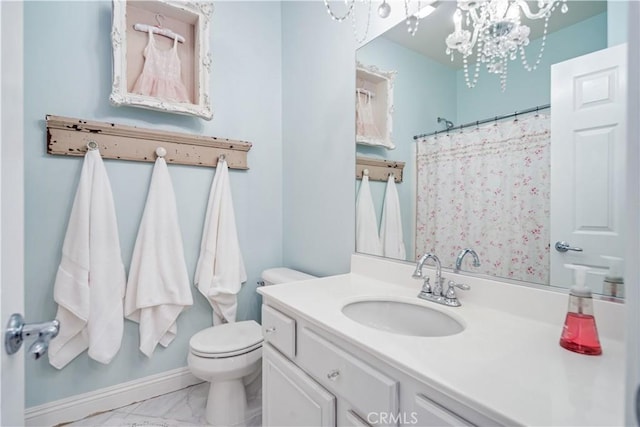 full bath featuring marble finish floor, toilet, an inviting chandelier, vanity, and baseboards