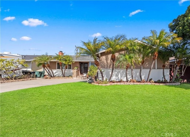 view of yard featuring driveway