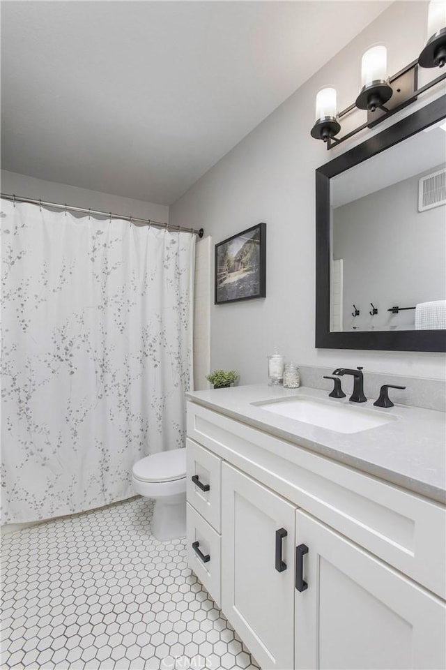 full bathroom featuring toilet, curtained shower, visible vents, and vanity