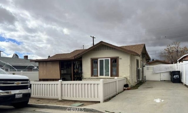 bungalow featuring fence