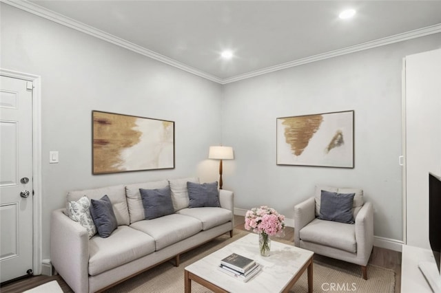 living area with baseboards, ornamental molding, wood finished floors, and recessed lighting