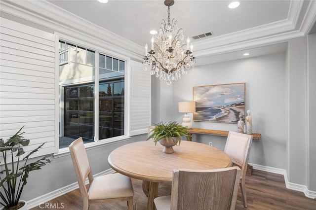 dining space featuring baseboards, visible vents, and crown molding