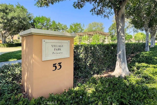 view of community / neighborhood sign