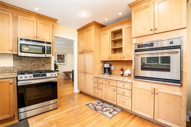 kitchen featuring light wood finished floors, stainless steel appliances, recessed lighting, decorative backsplash, and light brown cabinets