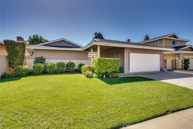 view of front of house featuring driveway, an attached garage, and a front yard