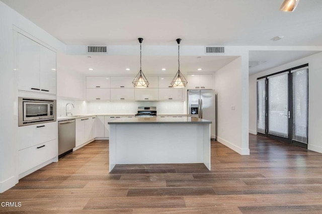 kitchen with visible vents, modern cabinets, and appliances with stainless steel finishes